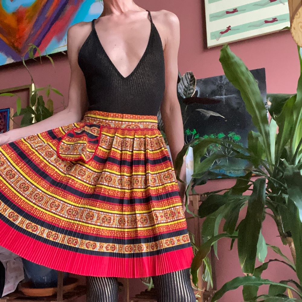 Adorable 1950s Half Apron w/ Accordian Pleats and a Pocket